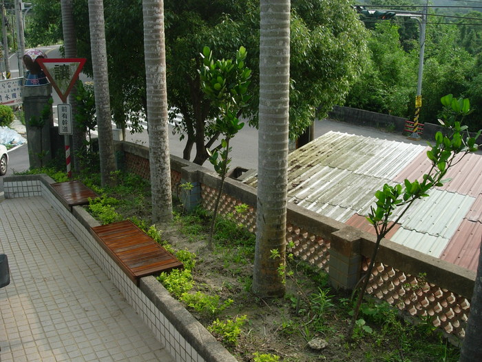 校門入口旁迎賓休憩座椅